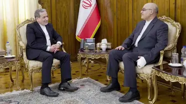 في أول ظهور رسمي له.. السفير الإيراني بعين مصابة وأصابع مقطوعة