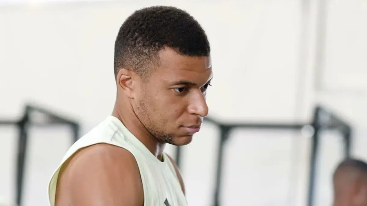 ظهر هزيلًا.. "دجاج فاسد" يدخل مبابي المستشفى 