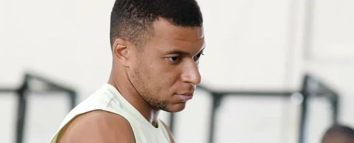 ظهر هزيلًا.. "دجاج فاسد" يدخل مبابي المستشفى