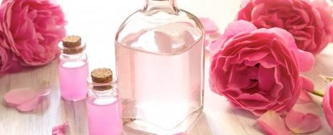 ماء الورد.. هل يُغني عن كريمات العناية بالبشرة؟