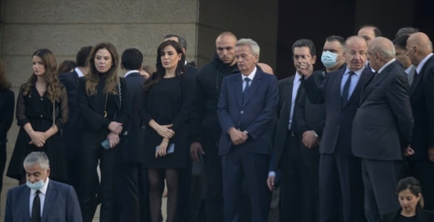 ظهور رياض سلامة في دفن شقيقه يثير الغضب