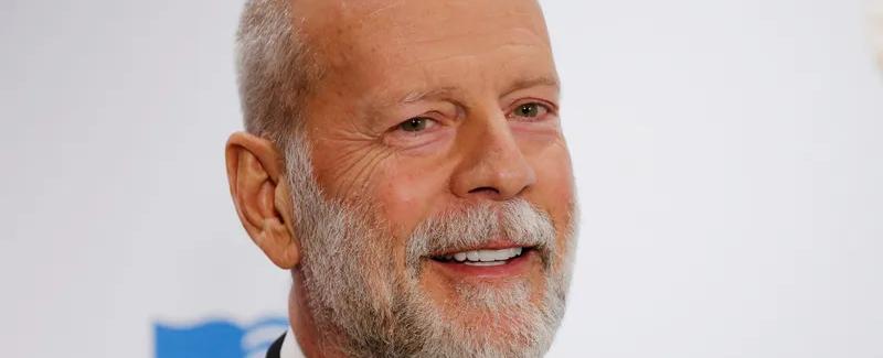 قرار مؤلم بحب كبير.. نقل بروس ويليس إلى دار رعاية مليء بالدفء والضحك والحنان