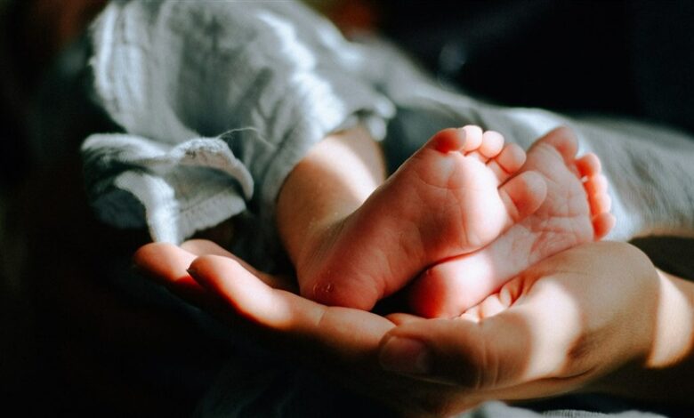 اختبار الحمض النووي يكشف تبديل مولودتين بعد 35 عامًا