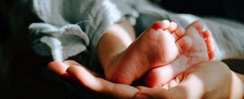 اختبار الحمض النووي يكشف تبديل مولودتين بعد 35 عامًا