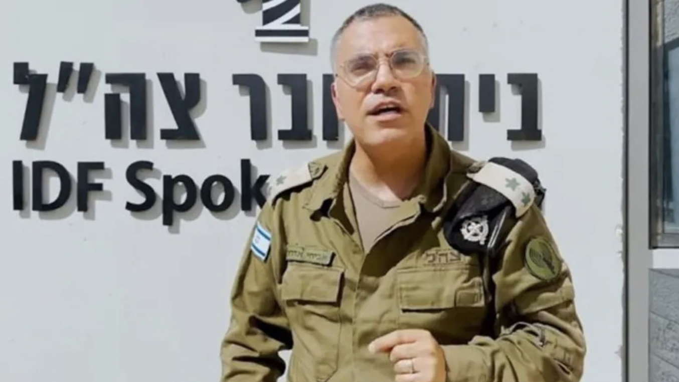 تقاعد بعد ٣٠ سنة.. افيخاي أدرعي "نجم الإنذارات" في آخر ايام خدمته 