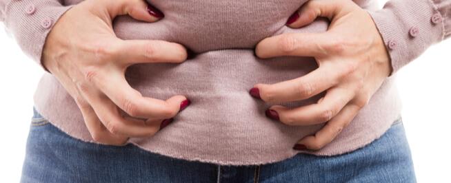 لا علاقة لها بالطعام.. أسباب "لا يدركها كثيرون" عن انتفاخ البطن