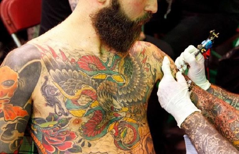 بحث لإدارة الغذاء والدواء الأميركية: حبر الوشم يحتوي على ملايين البكتيريا