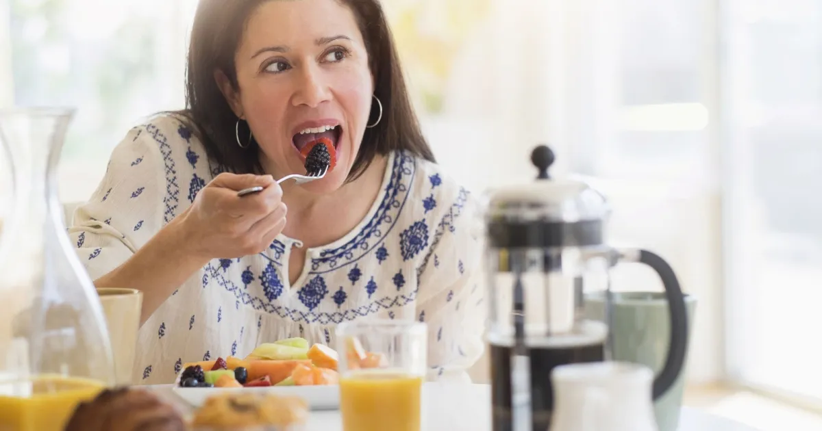 ما سبب الشعور بالجوع المفاجئ بعد الاستيقاظ صباحًا؟