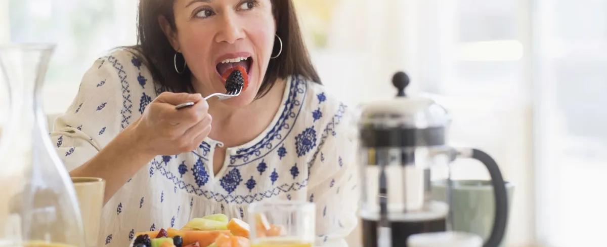 ما سبب الشعور بالجوع المفاجئ بعد الاستيقاظ صباحًا؟