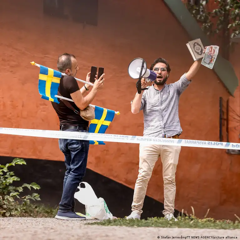 ما فعله بنسخة القرآن وعلم العراق.. صور سلوان موميكا بمظاهرة الخميس في السويد