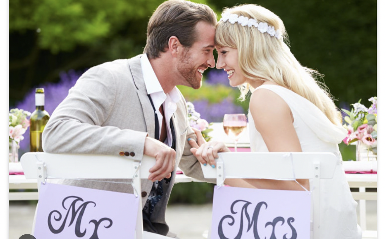 لماذا النساء الأصغر سنًا يملن إلى الحفاظ على اسم عائلتهنّ بعد الزواج؟