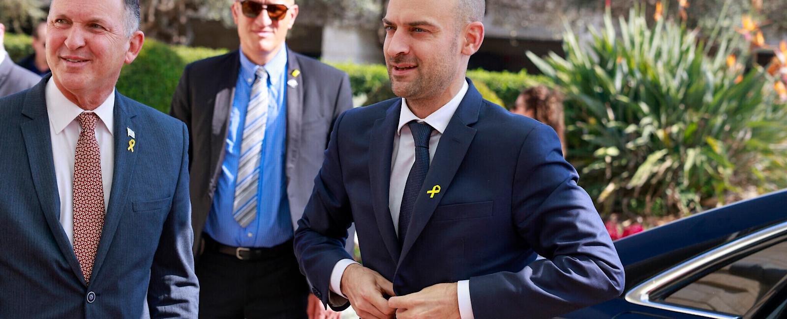 ما هو عنوان الحل الدبلوماسي الذي حمله وزير خارجية فرنسا الى إسرائيل؟