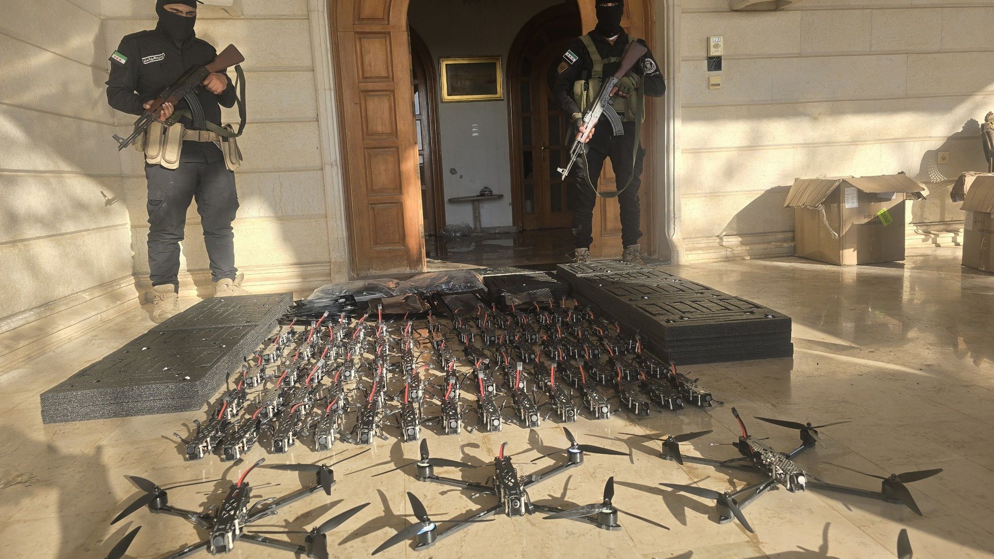 من معقل الأسد في سوريا.. تسليم "طائرات انتحارية" 