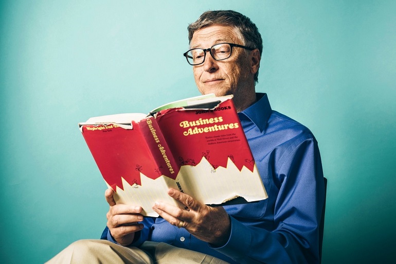 كيف ساهمت القراءة في "تحويل" حياة بيل غايتس