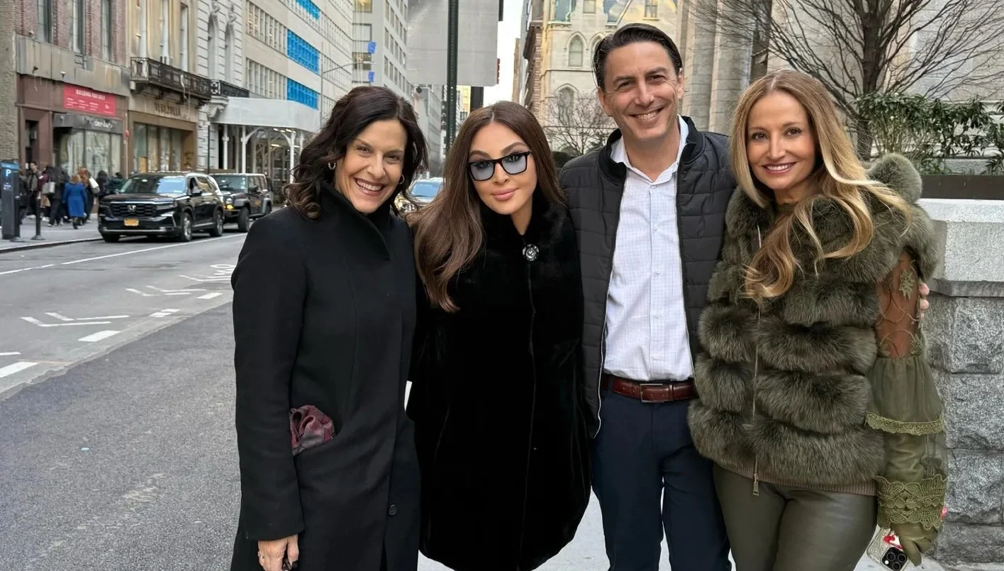 ما الذي يجمع إليسا وهوكشتاين في نيويورك؟