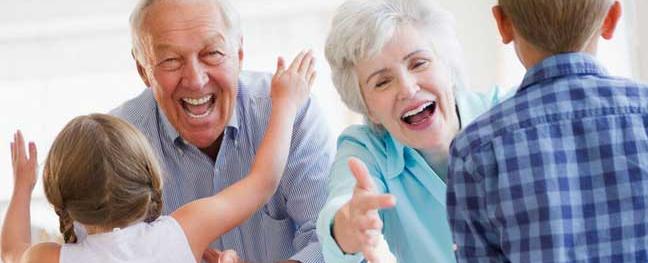 رعاية الأحفاد وتأثيرها على عقول الجدّات الأجداد... ماذا تقول الدراسات؟