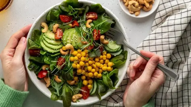 دراسة: النظام الغذائي النباتي يقلّل من خطر الإمساك المزمن لدى المسنين