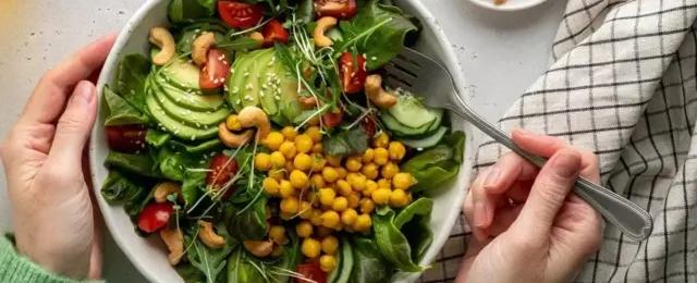 دراسة: النظام الغذائي النباتي يقلّل من خطر الإمساك المزمن لدى المسنين