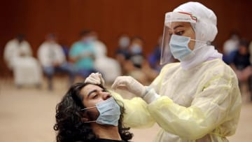 فيروس كورونا يتغيّر ومناعتنا أيضًا..كيف نحمي أنفسنا من خطورته؟