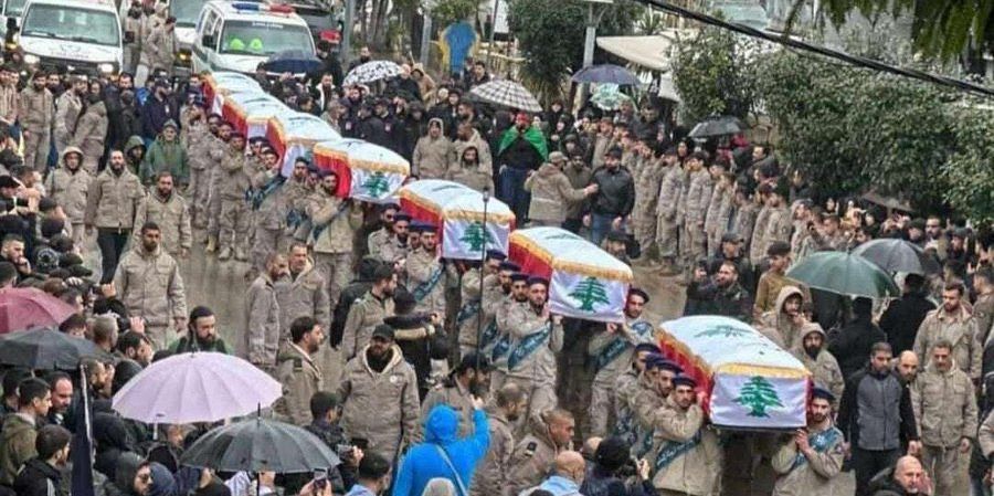 تشييع شهداء النبطية المدنيين ينأى بنفسه عن "حزب الله": نعوش يحتضها العلم اللبناني و"لبيك يا جنوب"