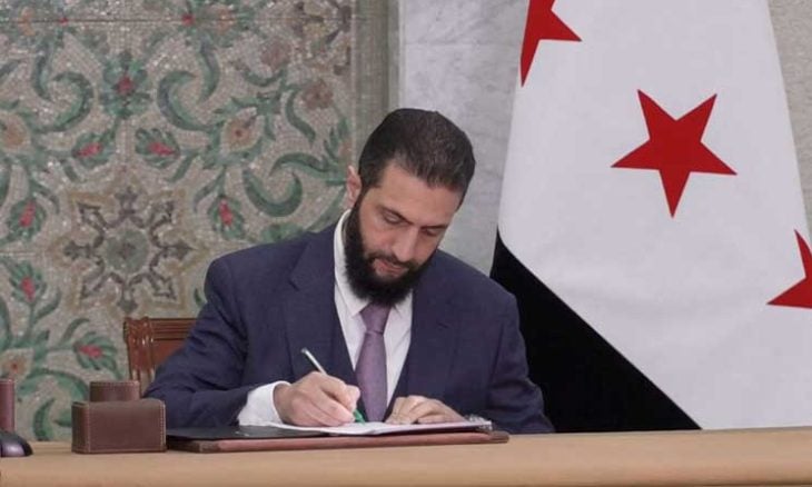 دين الرئيس واسم الدولة  والمدة الانتقالية وصلاحياته.. الشرع يوقع مسودة الإعلان الدستوري لسوريا