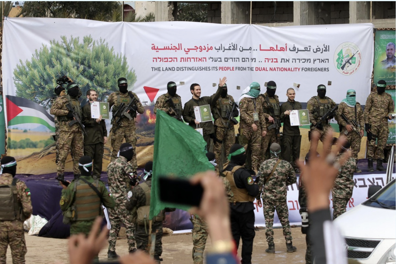 وداع ودود بين الأعداء.. قبلات وشارات نصر وهدايا بين حماس والأسرى المحررين