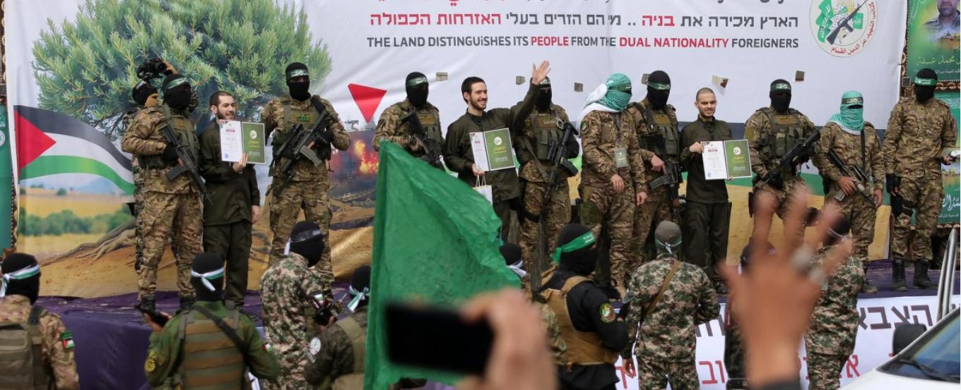 وداع ودود بين الأعداء.. قبلات وشارات نصر وهدايا بين حماس والأسرى المحررين