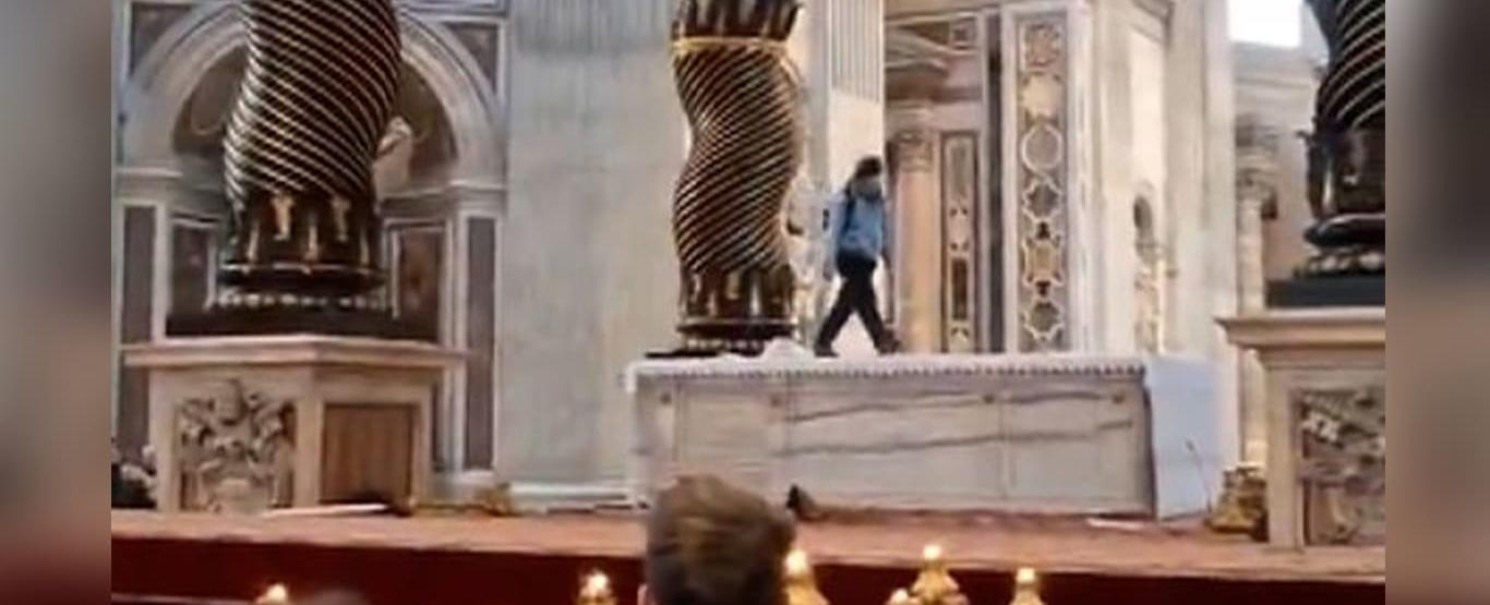 غافل الأمن في الفاتيكان.. إليك ما فعله رجل بشمعدان قيم جدا داخل كنيسة القديس بطرس