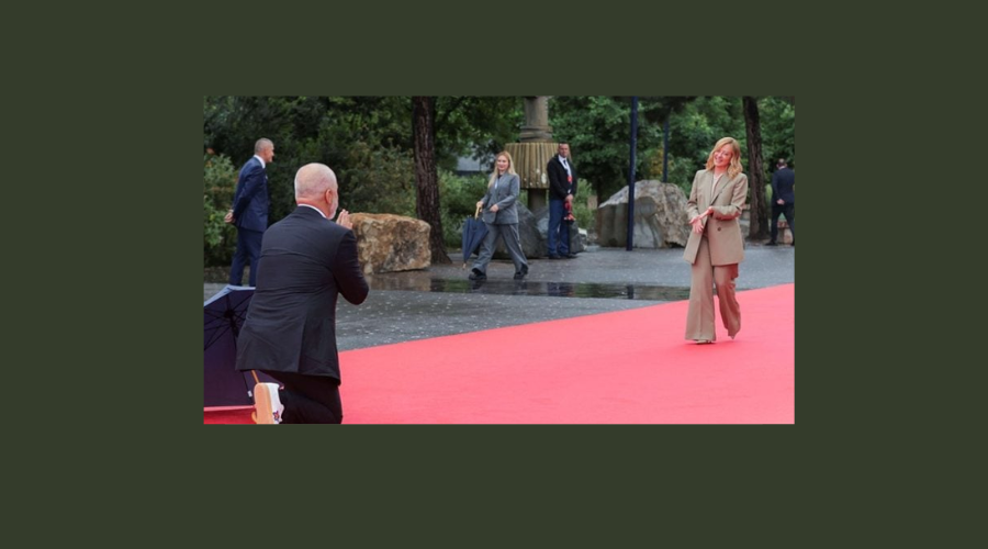 على قدميه استقبل رئيس الوزراء الالباني نظيرته الايطالية 