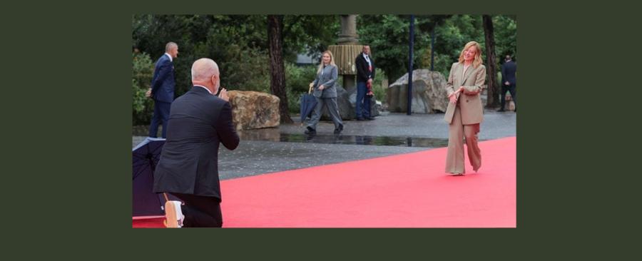 على قدميه استقبل رئيس الوزراء الالباني نظيرته الايطالية