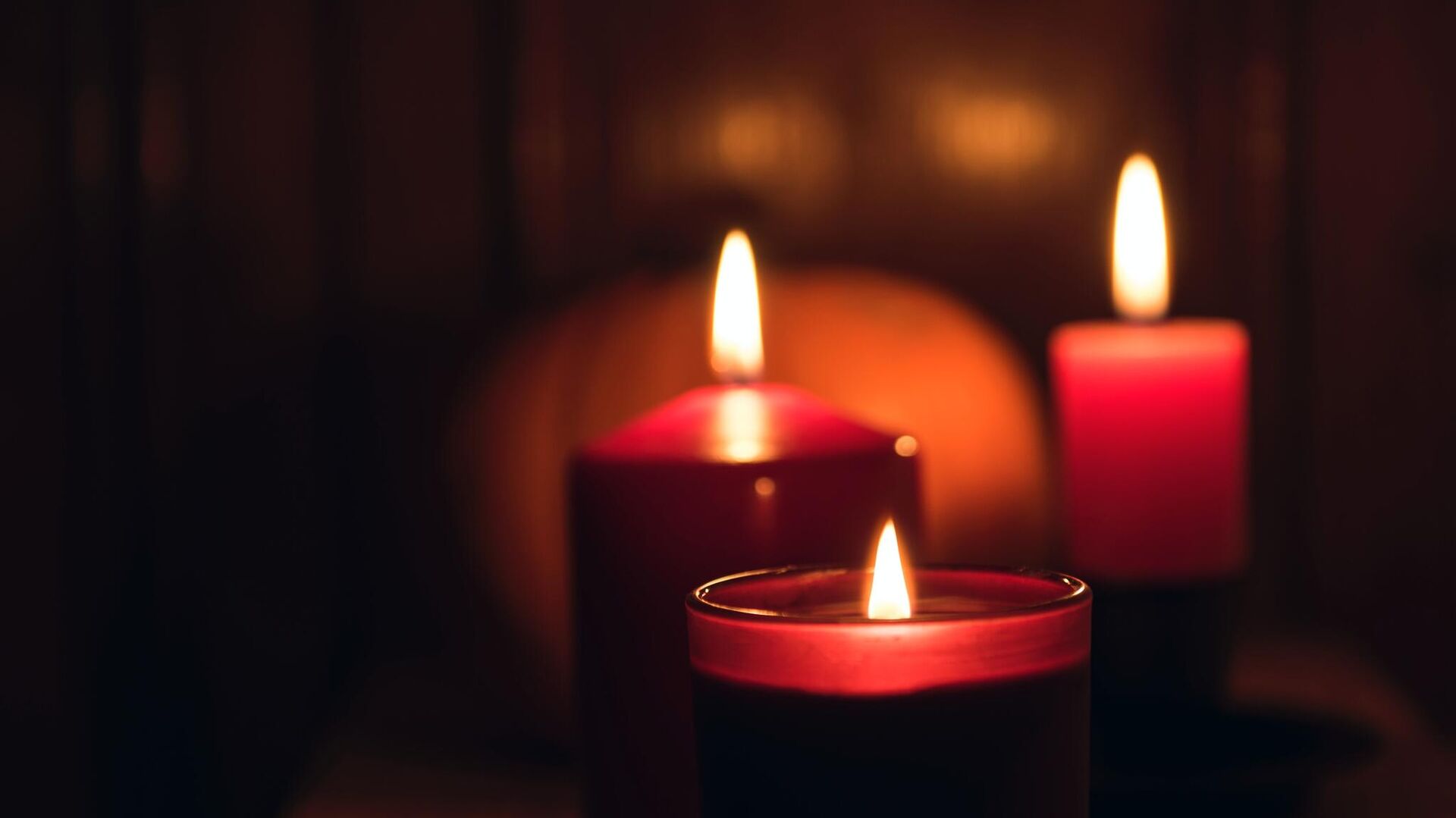 الجانب المظلم من الشموع المعطّرة.. خبراء يحذّرون!