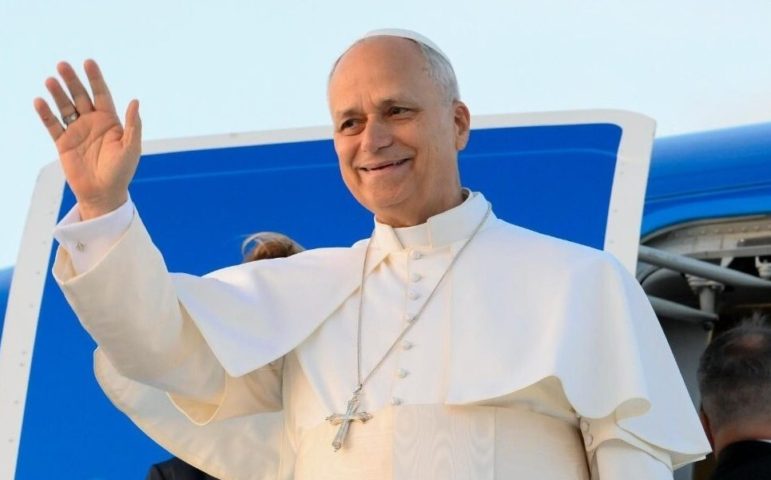 مشهد تاريخي في لبنان… 21 طلقة ودبكة ونثر أرز احتفاء  بوصول البابا لاوون الرابع عشر