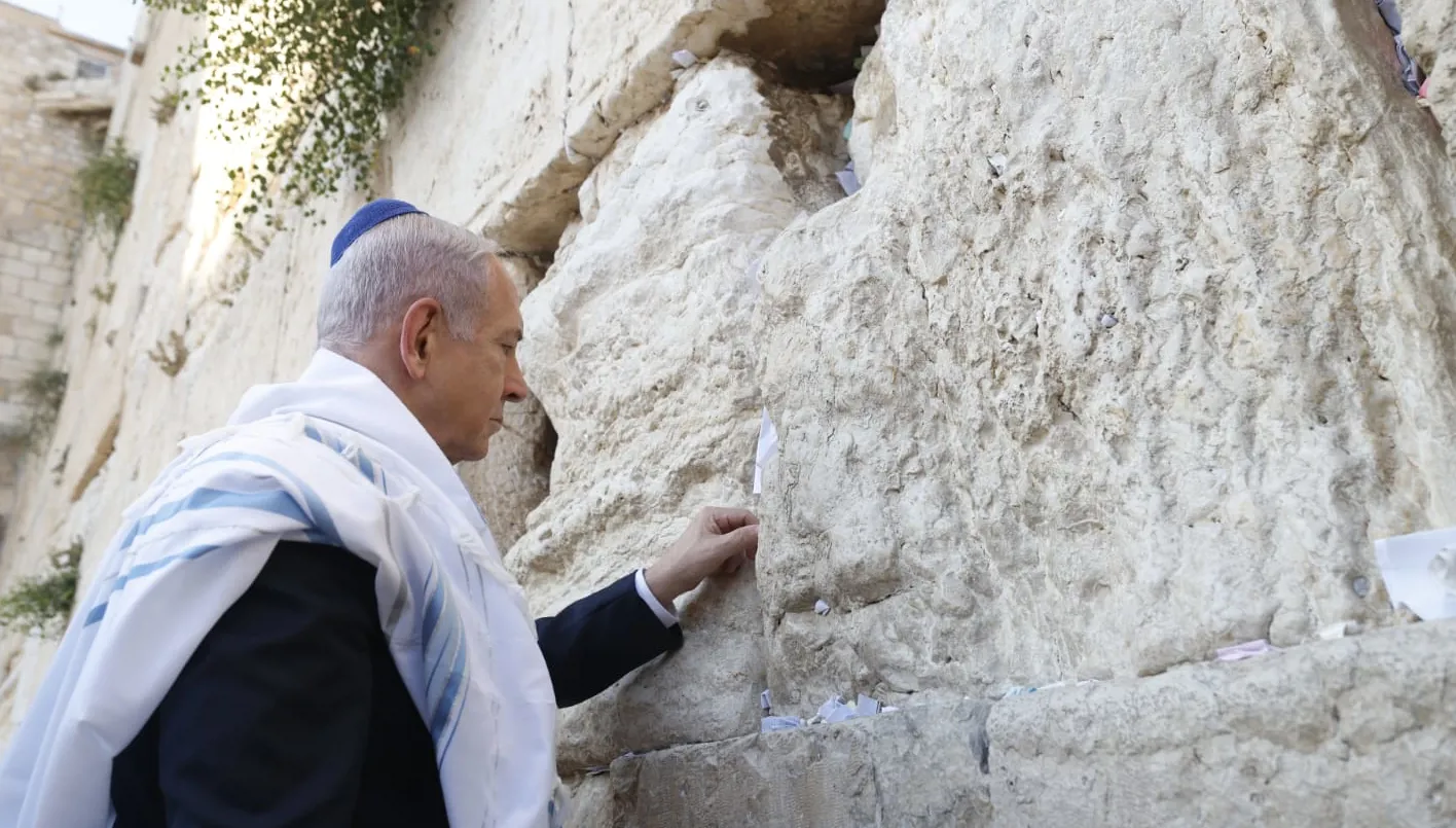 قبيل الضربة على إيران تنياهو يضع رسالة على حائط البراق... ماذا كتب فيها؟ 