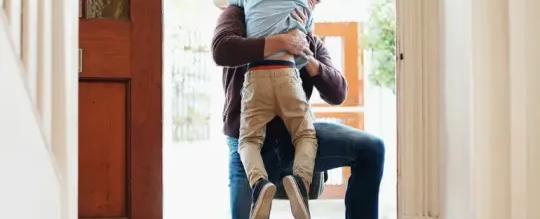 العناق يساهم في شفاء الجروح… العلم يثبت فعالية اللمس الجسدي