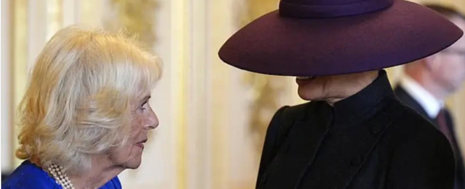 خبيرة في لغة الجسد تكشف سبب اعتماد ميلانيا ترامب على القبعات الضخمة