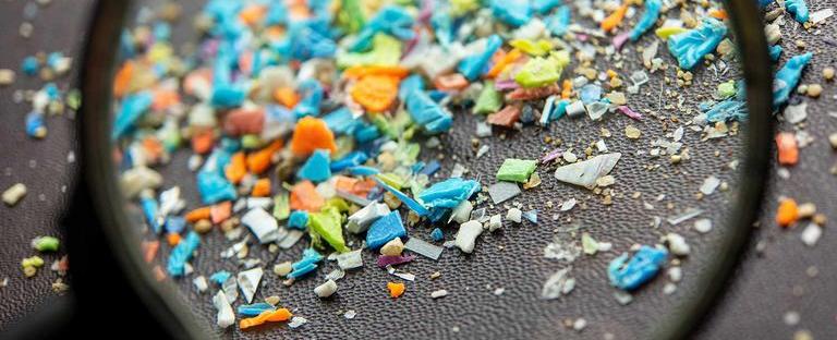 باحثون يعثرون على كمية من البلاستيك الدقيق تعادل ملعقة في أدمغة البشر