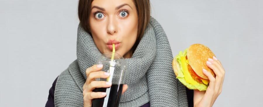 لماذا يزداد الشعور بالجوع في الشتاء… وكيف نتحكّم فيه؟!