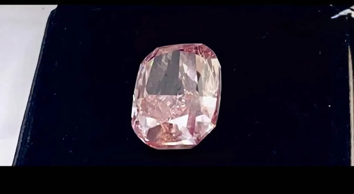 حاولوا تهريبها بثلاجة.. شرطة دبي تحبط سرقة "الماسة الوردية"