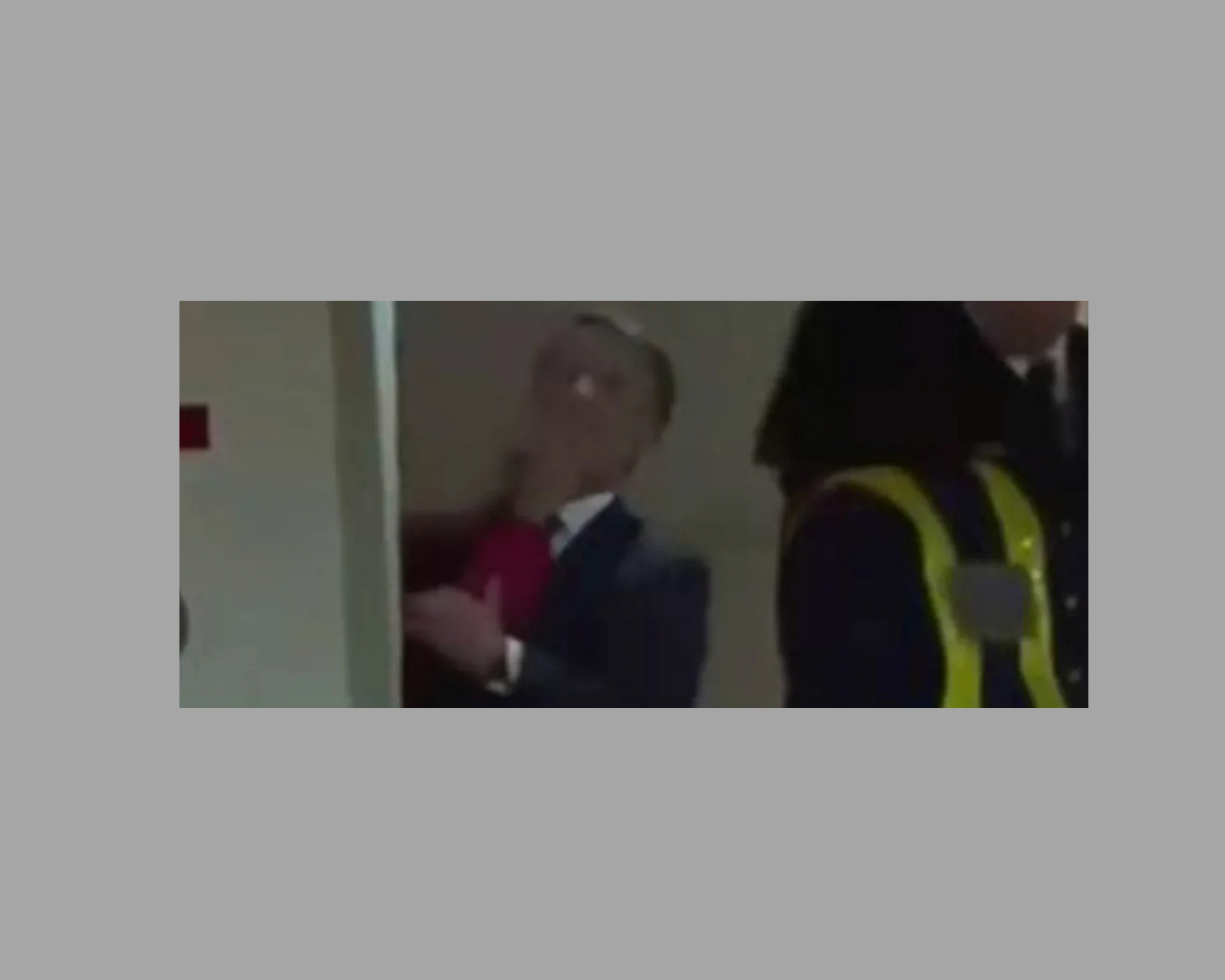 دعاية روسية او توتر في عائلة ماكرون؟وهل حقا صفعت بريجيت زوجها إيمانويل قبيل نزولهما من الطائرة الرئاسية؟