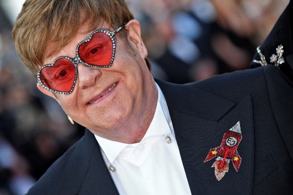 إلتون جون يفقد البصر في إحدى عينيه