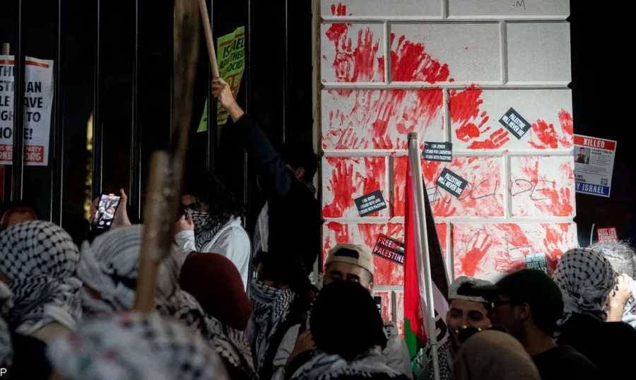 أبواب البيت الأبيض"ملطخة" بالدماء.. وتظاهرات متنقلة تجوب العالم نصرة لغزة!