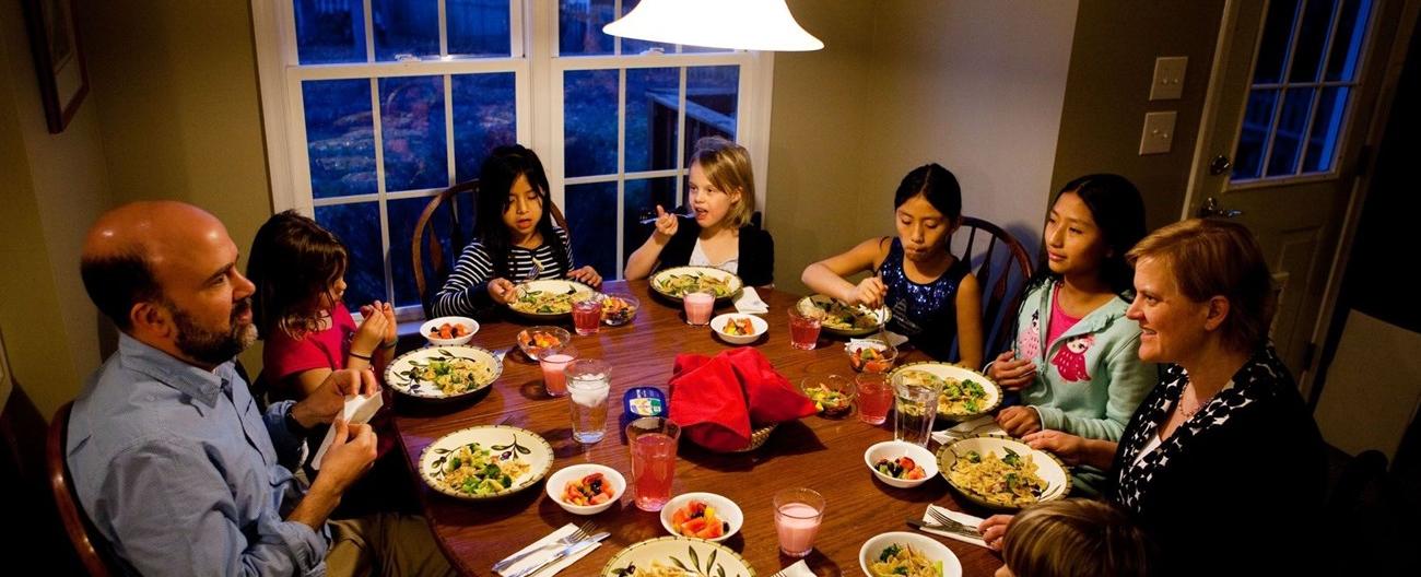 انتبه.. علامات إصابتك بالسرطان قد تظهر أثناء تناولك العشاء!