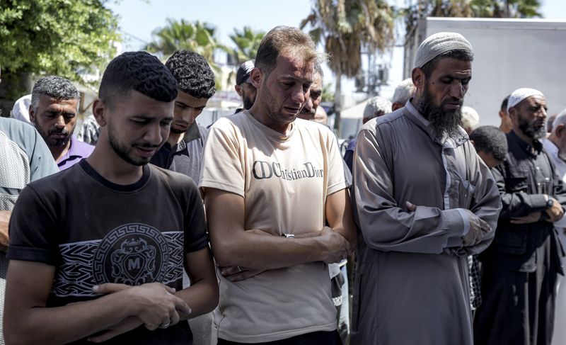 في غزة..ذهب ليحضر وثيقة ولادة طفليه فأبلغ بأنهما قُتلا!