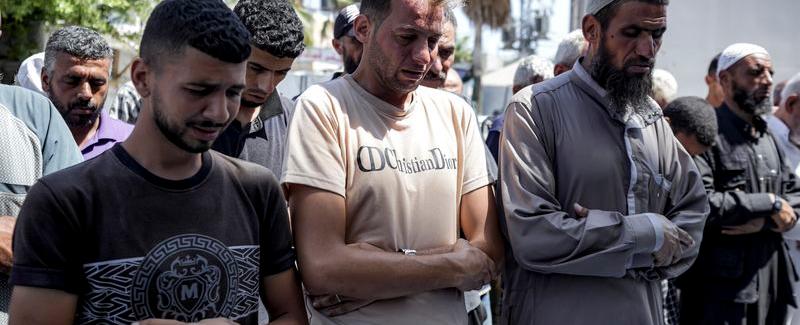 في غزة..ذهب ليحضر وثيقة ولادة طفليه فأبلغ بأنهما قُتلا!