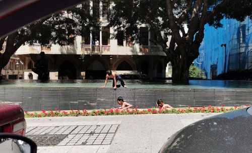 غسّان صليبي/ عندما يستأنس لبنانيّون باللهجة السوريّة في أمسياتهم وتضيق صدورهم بأولاد سوريّين يسبحون صباحاً في بركة سمير قصير