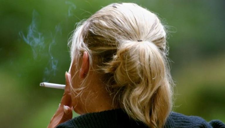 إدمان السجائر.. أكثر ضحاياه من النساء 