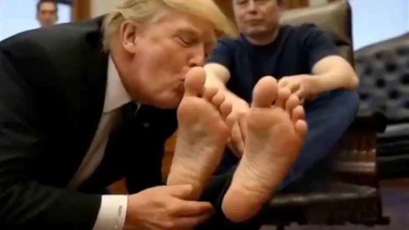 عرض فيديو لترامب وهو يُقبّل قدمَي ماسك 