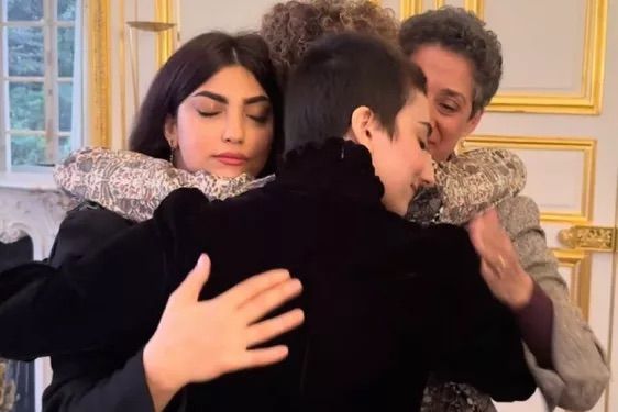 قصّة "رويا" التي ألهمت نساء العالم وحشدتهنّ لمصلحة "ثورة الحجاب" ودفعت بماكرون إلى التخلي عن "دبلوماسيّة الحياد"