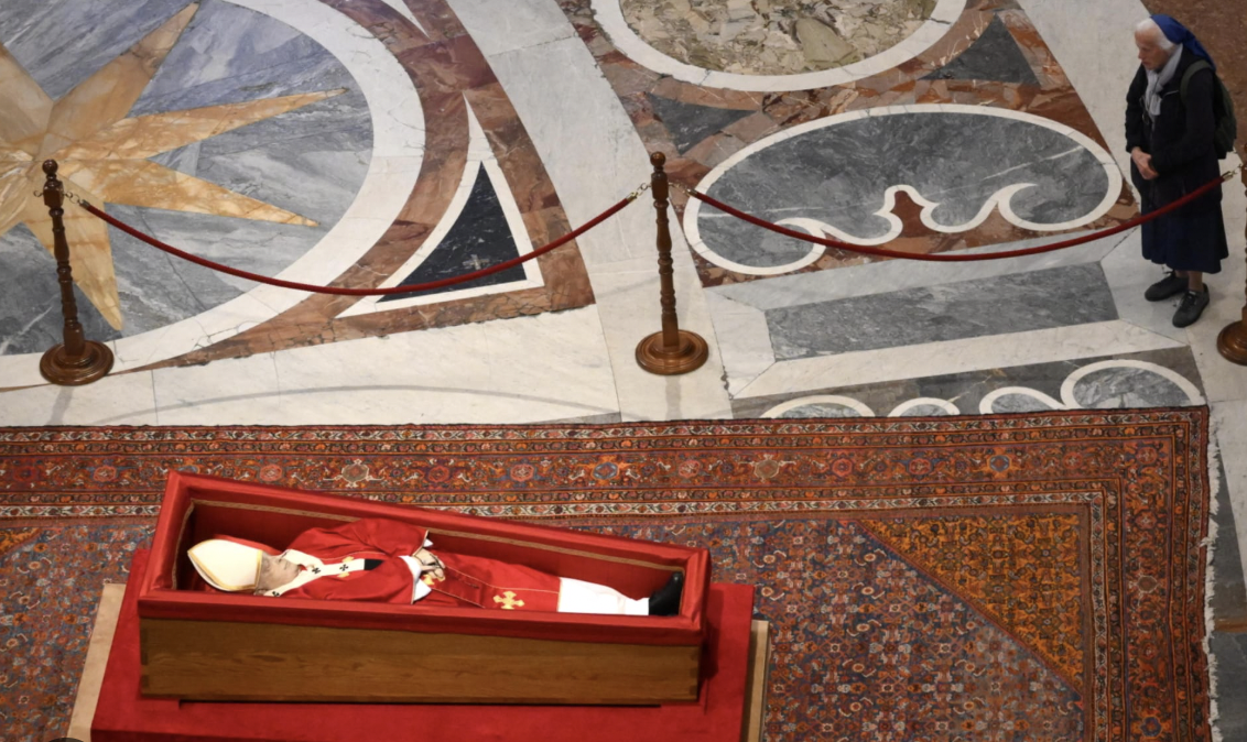 فيديو لراهبة قرب نعش البابا فرنسيس يثير تفاعلا.. هذا ما فعلته