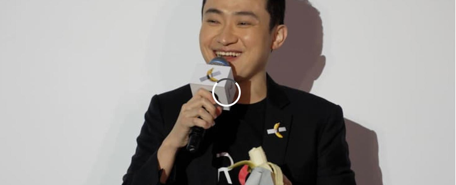 بعد أسبوع من شرائها.. رجل أعمال يلتهم الموزة الذي فاق سعرها 6 ملايين دولار